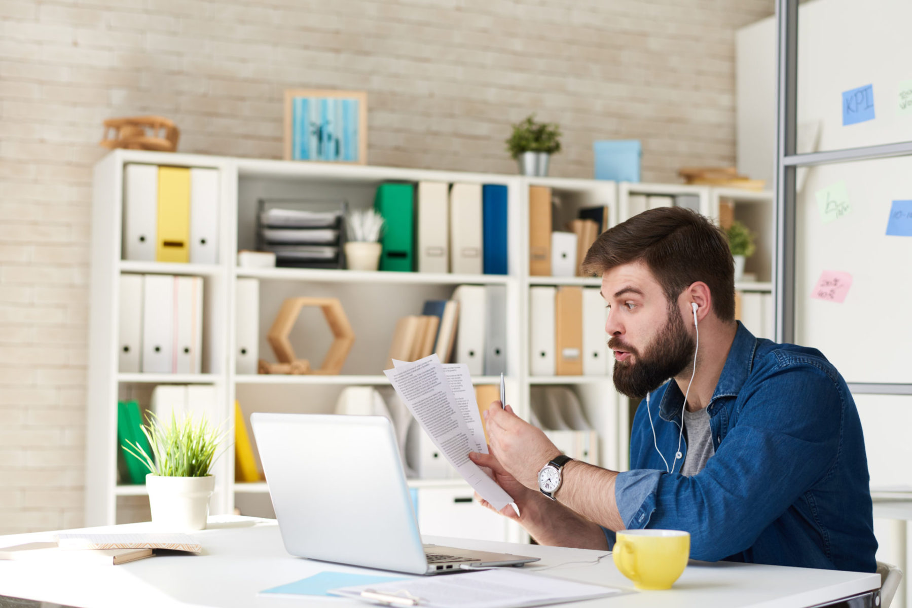 Modern Businessman Meeting by Video Call Vidéoconférence, livre "Si simple!" de Bruno Savoyat