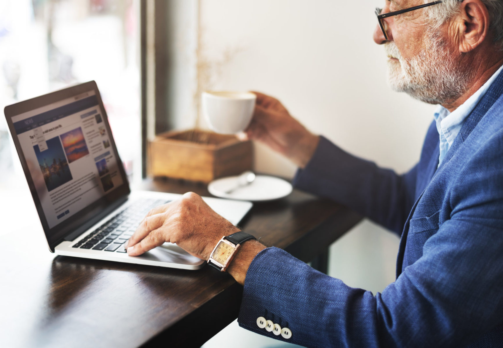 Old Businessman Home Office Concept Livre Si simple Bruno Savoyat Télétravail