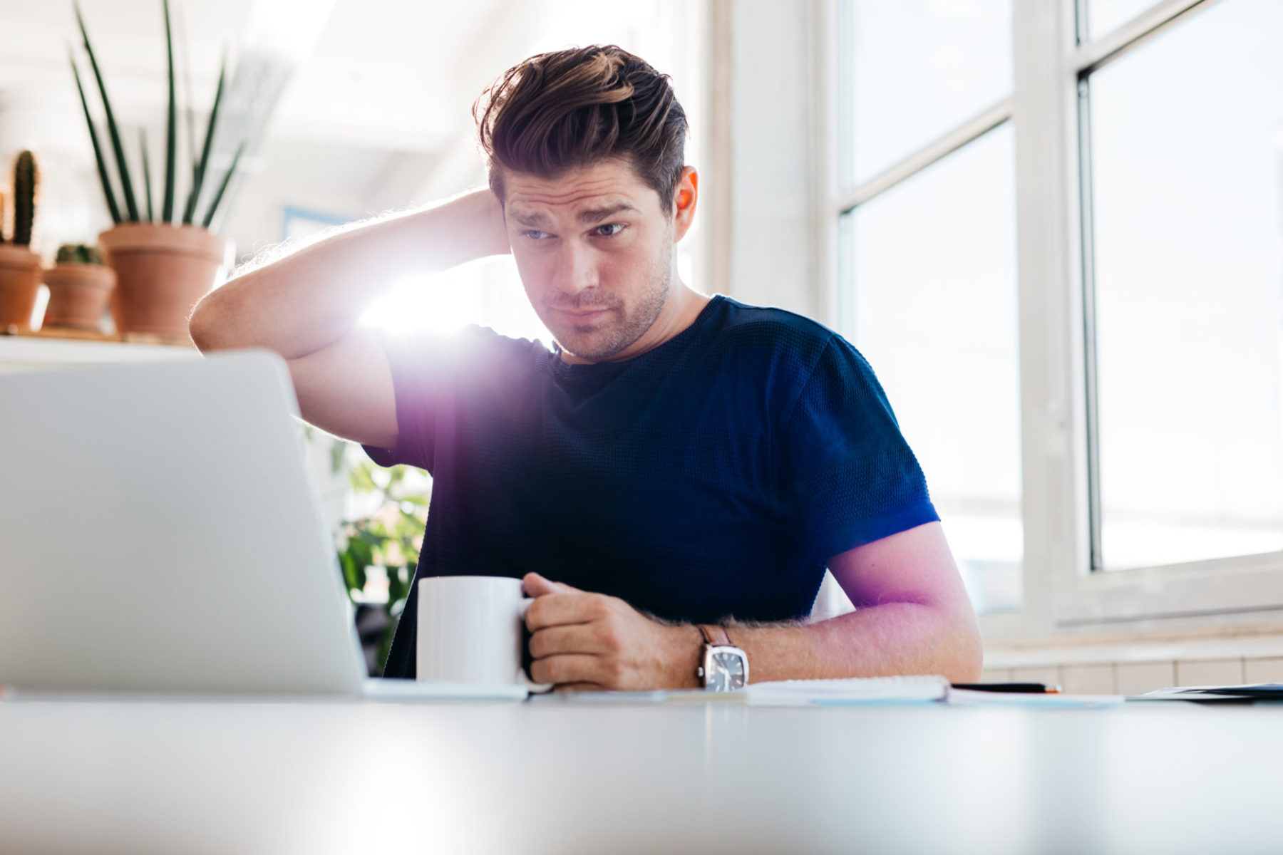 Thoughtful business man at his work place Livre Si simple Bruno Savoyat Télétravail