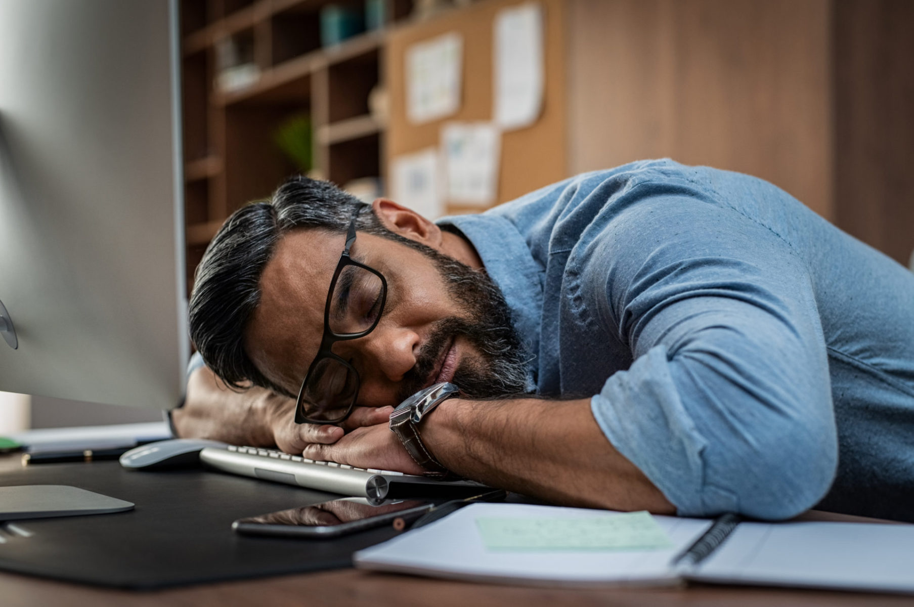 Tired businessman sleeping on computer desk Livre Si simple Bruno Savoyat Télétravail